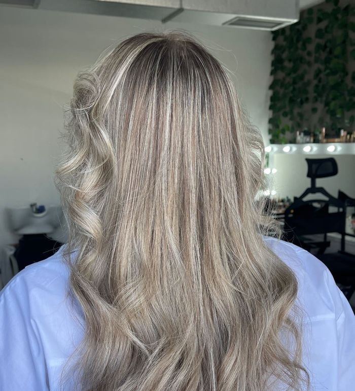 Blonde bezhë me kaçurrela të mëdha