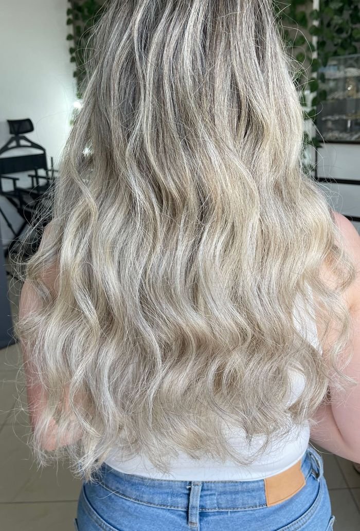 Blonde e ftohtë me valë plazhi, pas trajtimit